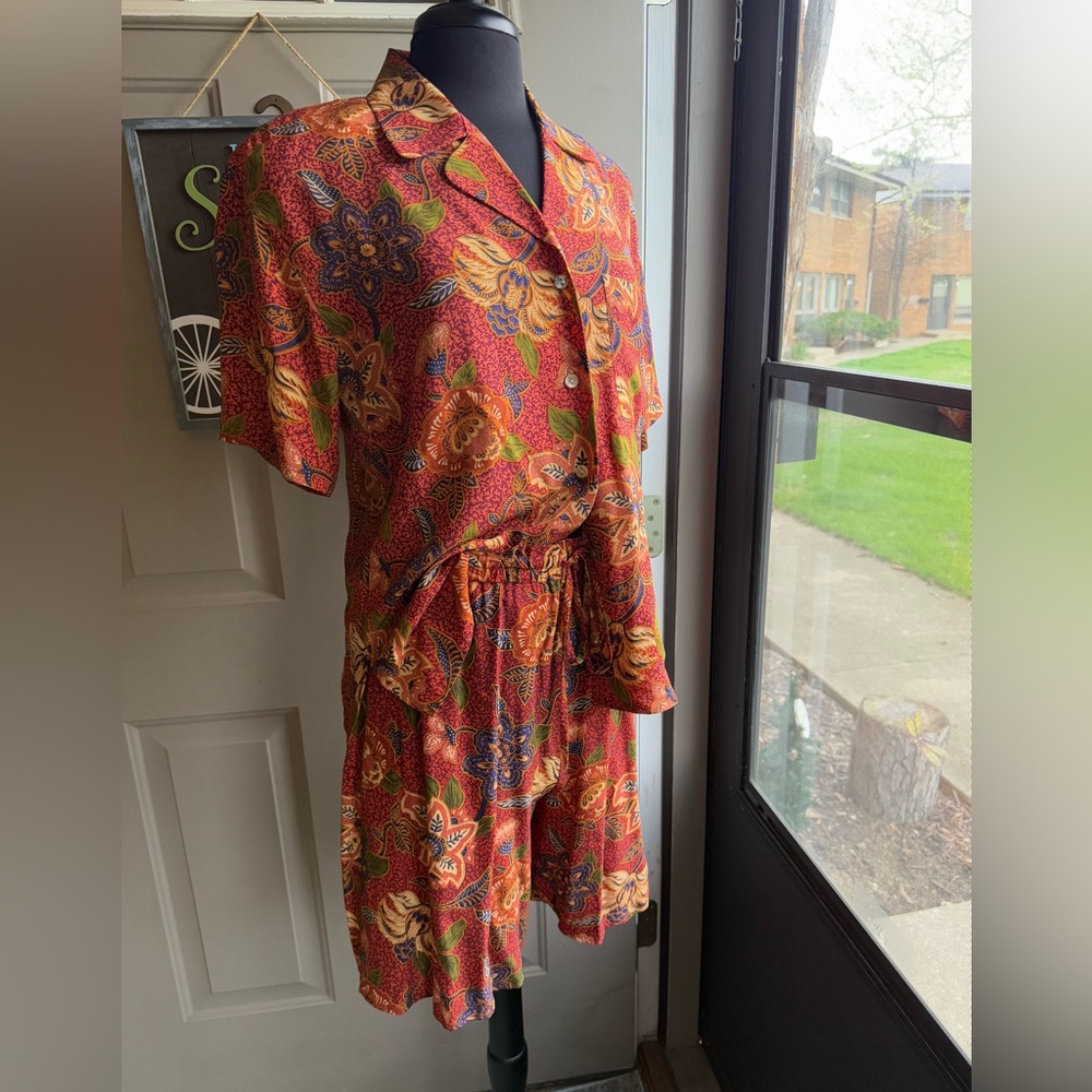 Vintage JH Collectibles silk paisley floral shorts blouse set, size 6